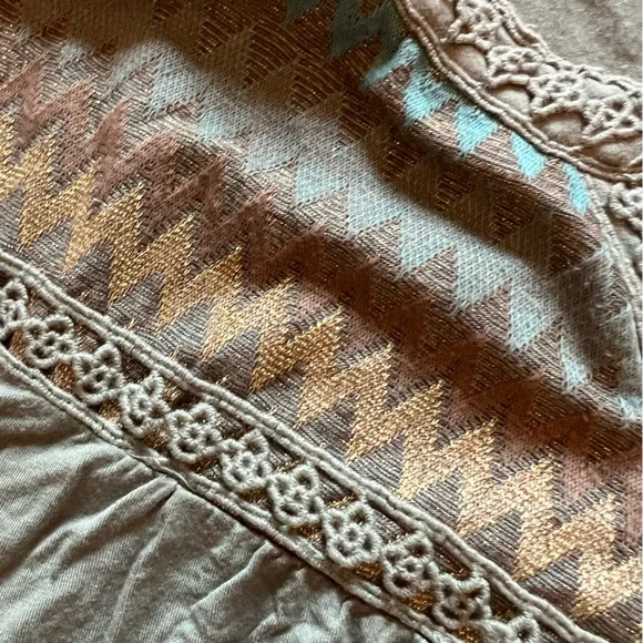 Rxb Women’s light green short sleeve top with gold accents Aztec design - Picture 3 of 4